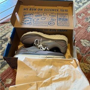 NIB Size 8.5 Brooks Women's Addiction Walker Suede in Shark and Alloy